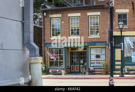 Galena, Iowa, USA. Juli 2017. Ein Antiquitätengeschäft ist entlang der Hauptstraße in Galena, Illinois, am Samstag, 15. Juli 2017 zu sehen. Kredit: Andy Abeyta, Quad-City Times/Quad-City Times/ZUMA Wire/Alamy Live News Stockfoto