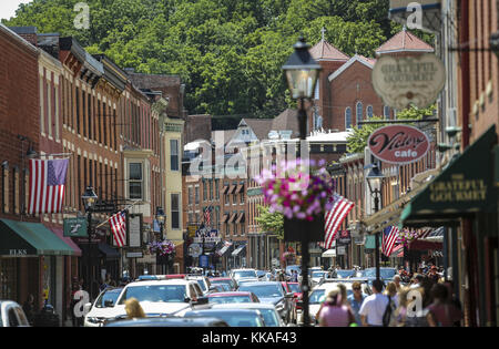 Galena, Iowa, USA. Juli 2017. Der Verkehr wird an einem geschäftigen Nachmittag in der Innenstadt von Galena, Illinois, am Samstag, 15. Juli 2017 wieder aufgenommen. Kredit: Andy Abeyta, Quad-City Times/Quad-City Times/ZUMA Wire/Alamy Live News Stockfoto