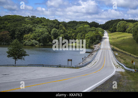 Illinois City, Iowa, USA. August 2017. Illinois State Route 59 führt am Donnerstag, 17. August 2017, am Lake George im Loud Thunder Forest Preserve in Illinois City, Illinois vorbei. Kredit: Andy Abeyta, Quad-City Times/Quad-City Times/ZUMA Wire/Alamy Live News Stockfoto