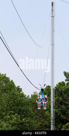 Iowa, USA. Juni 2017. Besucher des Chestnut Mountain Resort in der Nähe von Galena, Illinois, erleben das Upper Mississippi River Valley auf der Eagle Zip Line. Quelle: Kevin E. Schmidt/Quad-City Times/ZUMA Wire/Alamy Live News Stockfoto