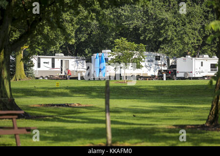 Hampton, Iowa, USA. August 2017. Camper werden am Mittwoch, 2. August 2017 auf dem Illiniwek Campground in Hampton, Illinois, aufgestellt. Kredit: Andy Abeyta, Quad-City Times/Quad-City Times/ZUMA Wire/Alamy Live News Stockfoto