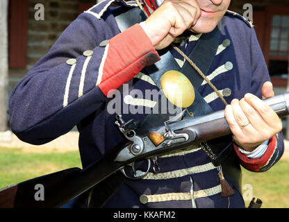 Fort Madison, Iowa, USA. August 2017. Old Fort Madison Site Manager Dr. Eugene Watkins zeigt, wie man eine 1795 US-Modell Springfield Smooth Bore Kaliber 69 Flintlock Muskete laden und feuern. Quelle: Kevin E. Schmidt/Quad-City Times/ZUMA Wire/Alamy Live News Stockfoto