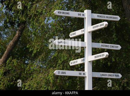 Iowa, USA. August 2017. Ein Straßenschild mit Wegweiserangaben und Richtung zu Sehenswürdigkeiten in der Nähe und Entfernung auf der Mississippi River Road in Montrose, Iowa Quelle: Kevin E. Schmidt/Quad-City Times/ZUMA Wire/Alamy Live News Stockfoto