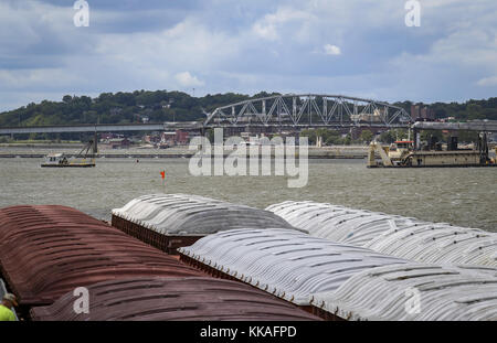 Illinois City, Iowa, USA. August 2017. Die Norbert F. Beckey Bridge ist mit Muscatine im Hintergrund von Lock and Dam 16 in Illinois City, Illinois, am Donnerstag, 17. August 2017 zu sehen. Kredit: Andy Abeyta, Quad-City Times/Quad-City Times/ZUMA Wire/Alamy Live News Stockfoto