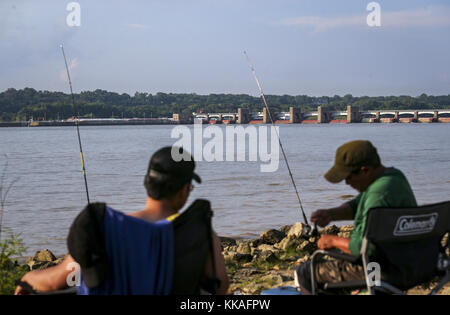 Hampton, Iowa, USA. August 2017. Lock and Dam 14 ist vom Illiniwek Campground in Hampton, Illinois, am Mittwoch, 2. August 2017 zu sehen. Kredit: Andy Abeyta, Quad-City Times/Quad-City Times/ZUMA Wire/Alamy Live News Stockfoto