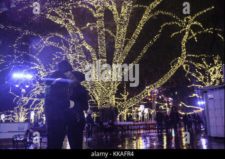 Wien, Österreich. November 2017. Ein paar Küsse unter einem Baum mit weihnachtsbeleuchtung auf der Wiener Weihnachtsweltmesse am Rathausplatz. Die jährliche Wiener Weihnachtsweltmesse findet vom 17. November bis 24. Dezember am Eingang zum Rathausplatz statt. Quelle: Omar Marques/SOPA/ZUMA Wire/Alamy Live News Stockfoto