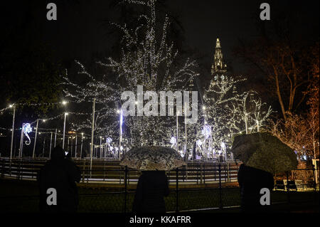 Wien, Österreich. November 2017. Auf der Wiener Weihnachtsweltmesse am Rathausplatz bewundern die Menschen die Weihnachtsbeleuchtung. Die jährliche Wiener Weihnachtsweltmesse findet vom 17. November bis 24. Dezember am Eingang zum Rathausplatz statt. Quelle: Omar Marques/SOPA/ZUMA Wire/Alamy Live News Stockfoto