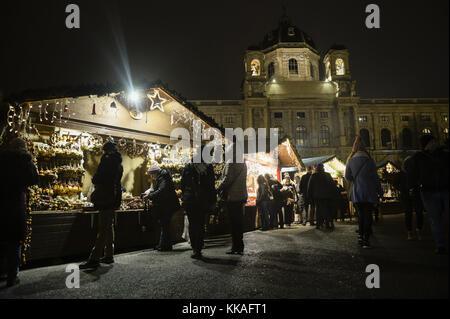 Wien, Österreich. 29 Nov, 2017. Menschen gesehen zu Fuß durch den Markt, da sie die Wien Weihnachten World Fair am Rathausplatz teilnehmen. Die jährliche Wien Weihnachten Welt Messe findet vom 17. November bis Dezember am Eingang Rathausplatz 24. Kredit statt: omar Marques/Sopa/zuma Draht/alamy leben Nachrichten Stockfoto