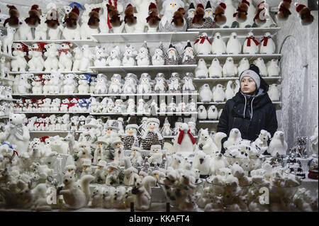 Wien, Österreich. November 2017. Eine Frau, die von weißen Teddies umgeben ist, als sie an der Wiener Weihnachtsweltmesse am Rathausplatz teilnimmt. Die jährliche Wiener Weihnachtsweltmesse findet vom 17. November bis 24. Dezember am Eingang zum Rathausplatz statt. Quelle: Omar Marques/SOPA/ZUMA Wire/Alamy Live News Stockfoto