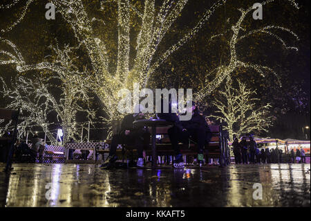 Wien, Österreich. November 2017. Zwei Teenager stellten Schlittschuhe auf der Wiener Weihnachtsweltmesse am Rathausplatz. Die jährliche Wiener Weihnachtsweltmesse findet vom 17. November bis 24. Dezember am Eingang zum Rathausplatz statt. Quelle: Omar Marques/SOPA/ZUMA Wire/Alamy Live News Stockfoto