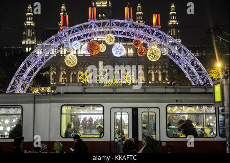 Wien, Österreich. November 2017. Menschen, die mit der Straßenbahn auf der Wiener Weihnachtsweltmesse am Rathausplatz ankommen. Die jährliche Wiener Weihnachtsweltmesse findet vom 17. November bis 24. Dezember am Eingang zum Rathausplatz statt. Quelle: Omar Marques/SOPA/ZUMA Wire/Alamy Live News Stockfoto