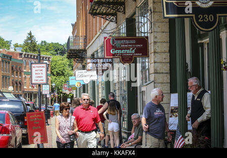 Galena, Iowa, USA. Juli 2017. Am Samstag, den 15. Juli 2017, laufen die Käufer in Galena, Illinois, an einer Vielzahl von Geschäften entlang. Kredit: Andy Abeyta, Quad-City Times/Quad-City Times/ZUMA Wire/Alamy Live News Stockfoto