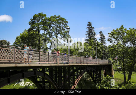 Galena, Iowa, USA. Juli 2017. Fußgänger überqueren am Samstag, den 15. Juli 2017, die Fußgängerbrücke über den Galena River in Galena, Illinois. Kredit: Andy Abeyta, Quad-City Times/Quad-City Times/ZUMA Wire/Alamy Live News Stockfoto