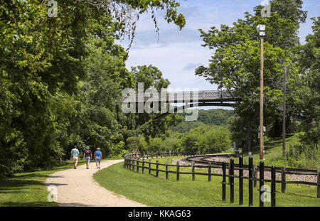 Galena, Iowa, USA. Juli 2017. Eine Fußgängerbrücke überquert am Samstag, den 15. Juli 2017 eine Eisenbahnlinie vom Grant Park in die Innenstadt von Galena in Illinois. Kredit: Andy Abeyta, Quad-City Times/Quad-City Times/ZUMA Wire/Alamy Live News Stockfoto