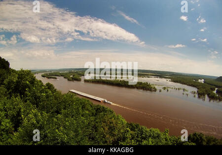 McGregor, Iowa, USA. Juni 2017. Blick nordöstlich über den Mississippi River nach Prairie du Chien, Wisconsin vom Pikes Peak State Park südlich von McGregor, Iowa. Quelle: Kevin E. Schmidt/Quad-City Times/ZUMA Wire/Alamy Live News Stockfoto