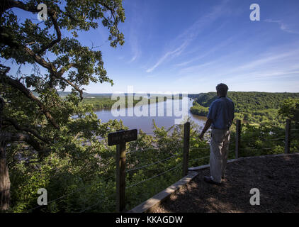 7. Juni 2017 - Harper'S Ferry, Iowa, USA - Tom Briggs aus Longmont, Colorado nimmt sich einen Moment Zeit, um am Mittwoch, den 7. Juni 2017, den Blick vom Fire Point am Effigy Mounds National Monument in Harper's Ferry, Iowa, zu genießen. Briggs hat seine Vorfahren Schritte zurückverfolgt und war in der Gegend gehen durch alte Aufzeichnungen, nachdem er herausgefunden, dass sein Ur-, Urgroßvater hatte sich in Guttenberg im Jahr 1844 nach dem Umzug aus Pennsylvania. Während er in der Gegend war, sagte Briggs, dass er der kurzen Wanderung bis zum Mississippi nicht widerstehen konnte, um die Aussicht auf den Mississippi zu sehen, bevor er zurück in die Stadt für ein Bier und Abendessen ging. (Bild: Stockfoto