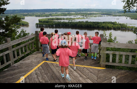 McGregor, Iowa, USA. Juni 2017. Tagescamper vom Cedar Rapids YMCA blicken über den Mississippi Fluss vom Crow's Nest Blick in Pikes Peak State Park in der Nähe von McGregor, Iowa. Quelle: Kevin E. Schmidt/Quad-City Times/ZUMA Wire/Alamy Live News Stockfoto