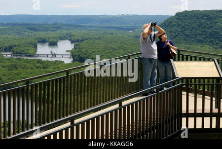 McGregor, Iowa, USA. Juni 2017. Jeff und Eve Clauss aus Chicago beobachten, wie ein bald Eagle am Point of Discovery Overlook im Pikes Peak State Park in der Nähe von McGregor, Iowa, am 20. Juni 2017 aufsteigt. ''Du siehst einfach nicht Dinge wie dieses, wo wir leben.'' Herr Clauss sagte. Quelle: Kevin E. Schmidt/Quad-City Times/ZUMA Wire/Alamy Live News Stockfoto