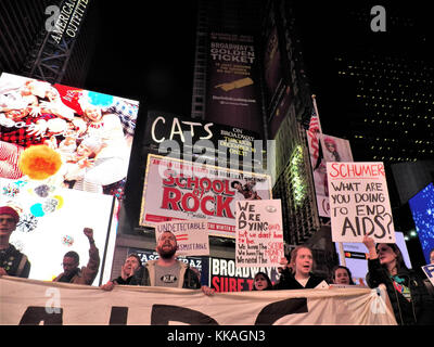 New York City, 29. November 2017. Rund 100 Menschen kamen heute Abend in Time Square in New York City, für 'WAD: Wir Sterben (Noch)' - ein Protest vor dem Welt-AIDS-Tag, der durch das Gesetz organisiert, NYC. Credit: Mark Apollo/Alamy leben Nachrichten Stockfoto