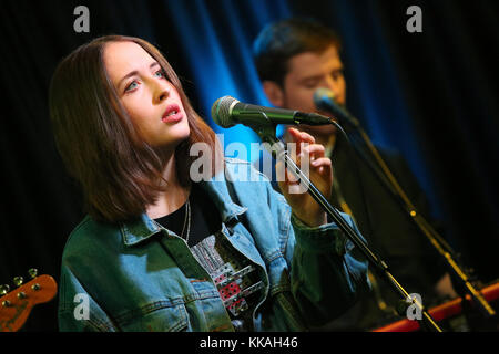 Bala Cywyd, PA, USA. Nov. 2017. Alice Merton besucht Radio 104.5 Performance Studio in Bala Cynwyd, Pa am 29. November 2017 Credit: Star Shooter/Media Punch/Alamy Live News Stockfoto