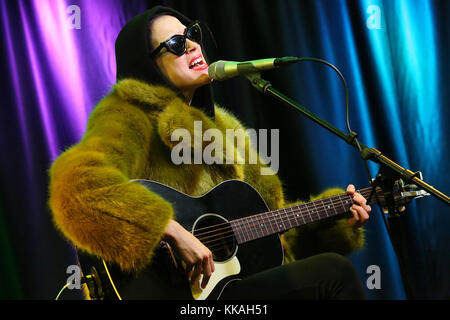 Bala Cywyd, PA, USA. Nov. 2017. ST Vincent besucht Radio 104.5 Performance Studio in Bala Cynwyd, Pa am 29. November 2017 Credit: Star Shooter/Media Punch/Alamy Live News Stockfoto