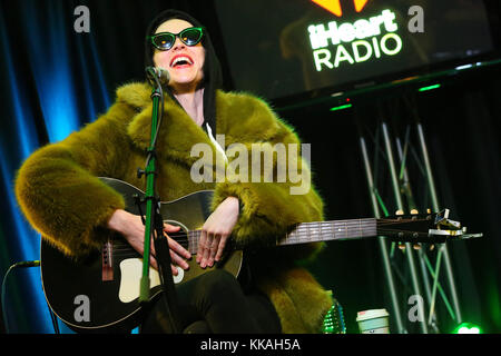 Bala Cywyd, PA, USA. Nov. 2017. ST Vincent besucht Radio 104.5 Performance Studio in Bala Cynwyd, Pa am 29. November 2017 Credit: Star Shooter/Media Punch/Alamy Live News Stockfoto