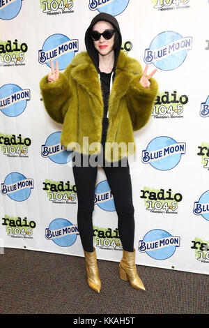 Bala Cywyd, PA, USA. Nov. 2017. ST Vincent besucht Radio 104.5 Performance Studio in Bala Cynwyd, Pa am 29. November 2017 Credit: Star Shooter/Media Punch/Alamy Live News Stockfoto