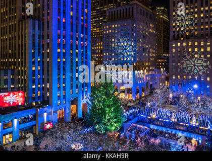 New York, USA. 29 Nov, 2017. Eine 75 Meter hohe Fichte steht an der New Yorker Rockefeller Center, Momente vor, die von mehr als 50.000 multi leuchten Lichter während der traditionellen Weihnachtsbaum Beleuchtung Zeremonie, beginnt die Weihnachtszeit geführt. Credit: Enrique Ufer/Alamy leben Nachrichten Stockfoto