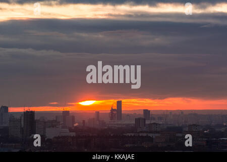 London, Großbritannien. 30 Nov, 2017. Die Sonne über London als vom Alexandra Palace Park gesehen. Credit: Patricia Phillips/Alamy leben Nachrichten Stockfoto