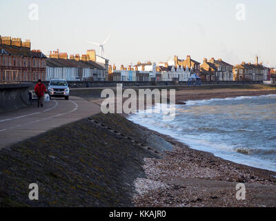 Sheerness, Kent, Großbritannien. 30 Nov, 2017. UK Wetter: einem kalten, windigen Morgen mit einigen sonnigen Perioden in Sheerness. Eine Kraft 6 Westwind mit -4 Grad Wind Chill. Credit: James Bell/Alamy leben Nachrichten Stockfoto