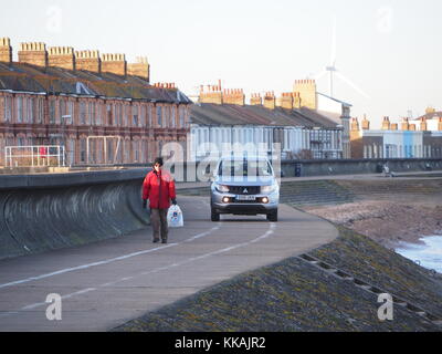 Sheerness, Kent, Großbritannien. 30 Nov, 2017. UK Wetter: einem kalten, windigen Morgen mit einigen sonnigen Perioden in Sheerness. Eine Kraft 6 Westwind mit -4 Grad Wind Chill. Credit: James Bell/Alamy leben Nachrichten Stockfoto