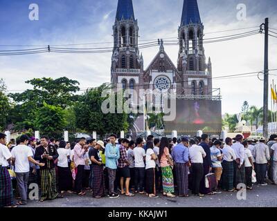 Rangun, Yangon, Myanmar. 30 Nov, 2017. die Menschen bis in die päpstliche Messe in st.Maria Kathedrale in Yangon ist Donnerstag Masse war sein letzter öffentlicher Auftritt in Myanmar aus Myanmar der Papst fuhr fort, zu benachbarten Bangladesch. Credit: jack Kurtz/zuma Draht/alamy leben Nachrichten Stockfoto