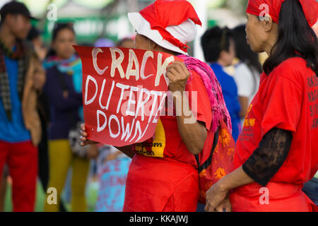 Cebu City, Philippinen. Der 30. November ist ein jährlicher Urlaub auf den Philippinen feiern das Leben des Nationalhelden Andres Bonifacio, eine zentrale Figur in der Revolution gegen die spanische Herrschaft in 1896. Traditionell an diesem Tag Kundgebungen und Protesten von activisits über verschiedene Themen organisiert sind. In Cebu City eine Rallye durch sozialistische Aktivist Gruppe Bayan Muna gegen Präsident Rodrigo Duterte, sah rund 200 Demonstranten März innerhalb der Stadt. Quelle: bildergallerie 2/Alamy leben Nachrichten Stockfoto