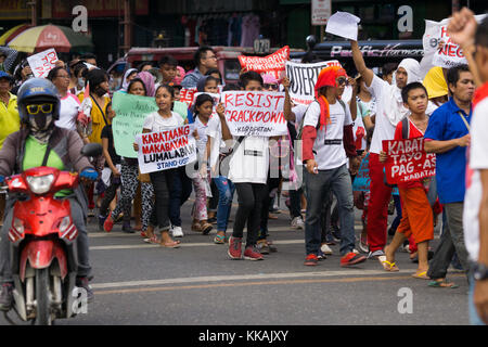 Cebu City, Philippinen. Der 30. November ist ein jährlicher Urlaub auf den Philippinen feiern das Leben des Nationalhelden Andres Bonifacio, eine zentrale Figur in der Revolution gegen die spanische Herrschaft in 1896. Traditionell an diesem Tag Kundgebungen und Protesten von activisits über verschiedene Themen organisiert sind. In Cebu City eine Rallye durch sozialistische Aktivist Gruppe Bayan Muna gegen Präsident Rodrigo Duterte, sah rund 200 Demonstranten März innerhalb der Stadt. Quelle: bildergallerie 2/Alamy leben Nachrichten Stockfoto