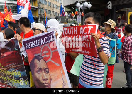 Cebu City, Philippinen. Der 30. November ist ein jährlicher Urlaub auf den Philippinen feiern das Leben des Nationalhelden Andres Bonifacio, eine zentrale Figur in der Revolution gegen die spanische Herrschaft in 1896. Traditionell an diesem Tag Kundgebungen und Protesten von activisits über verschiedene Themen organisiert sind. In Cebu City eine Rallye durch sozialistische Aktivist Gruppe Bayan Muna gegen Präsident Rodrigo Duterte, sah rund 200 Demonstranten März innerhalb der Stadt. Quelle: bildergallerie 2/Alamy leben Nachrichten Stockfoto