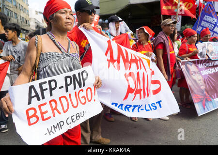 Cebu City, Philippinen. Der 30. November ist ein jährlicher Urlaub auf den Philippinen feiern das Leben des Nationalhelden Andres Bonifacio, eine zentrale Figur in der Revolution gegen die spanische Herrschaft in 1896. Traditionell an diesem Tag Kundgebungen und Protesten von activisits über verschiedene Themen organisiert sind. In Cebu City eine Rallye durch sozialistische Aktivist Gruppe Bayan Muna gegen Präsident Rodrigo Duterte, sah rund 200 Demonstranten März innerhalb der Stadt. Quelle: bildergallerie 2/Alamy leben Nachrichten Stockfoto