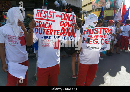 Cebu City, Philippinen. Der 30. November ist ein jährlicher Urlaub auf den Philippinen feiern das Leben des Nationalhelden Andres Bonifacio, eine zentrale Figur in der Revolution gegen die spanische Herrschaft in 1896. Traditionell an diesem Tag Kundgebungen und Protesten von activisits über verschiedene Themen organisiert sind. In Cebu City eine Rallye durch sozialistische Aktivist Gruppe Bayan Muna gegen Präsident Rodrigo Duterte, sah rund 200 Demonstranten März innerhalb der Stadt. Quelle: bildergallerie 2/Alamy leben Nachrichten Stockfoto