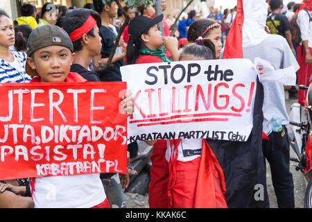 Cebu City, Philippinen. Der 30. November ist ein jährlicher Urlaub auf den Philippinen feiern das Leben des Nationalhelden Andres Bonifacio, eine zentrale Figur in der Revolution gegen die spanische Herrschaft in 1896. Traditionell an diesem Tag Kundgebungen und Protesten von activisits über verschiedene Themen organisiert sind. In Cebu City eine Rallye durch sozialistische Aktivist Gruppe Bayan Muna gegen Präsident Rodrigo Duterte, sah rund 200 Demonstranten März innerhalb der Stadt. Quelle: bildergallerie 2/Alamy leben Nachrichten Stockfoto