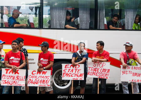 Philippinen. November 2017 30. Busfahrer sehen zu, wie der Verkehr während des marsches von Lawton nach Mendiola in Manila stillstand. Aktivisten marschierten zum 154. Geburtstag von Andres Bonifacio in Richtung Mediola, Manila. Die Demonstranten verbrannten ein Bildnis von Präsident Duterte mit US-Präsident Trump auf der Schulter. Quelle: J Gerard Seguia/ZUMA Wire/Alamy Live News Stockfoto