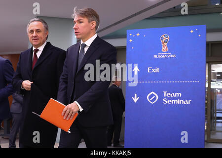 Moskau, Russland. November 2017 30. Der stellvertretende russische Premierminister und Präsident der Russischen Fußballföderation, Vitaly Mutko, und Alexej Sorokin (R), Manager der FIFA-Weltmeisterschaft Russland 2018, kamen am 30. November 2017 zu einem Teamseminar in Moskau, Russland, zusammen. Die acht ersten Etappengruppen für die FIFA Fußball-Weltmeisterschaft 2018 werden bei der Auslosung der Weltmeisterschaft am Freitag (01. Dezember 2017) in Moskau ausgewählt. Quelle: Christian Charisius/dpa/Alamy Live News Stockfoto