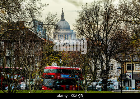 Peckham, London, UK. 30 Nov, 2017. Die Kuppel der St. Paul's Cathedral angesehen, die durch die Bäume von Peckham Rye Park im Süden Londons, Credit: David Rowe/Alamy leben Nachrichten Stockfoto