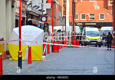 Chinatown, London, den 30. November. Der zentrale Teil der Gerrard Street in Chinatown wird durch Polizei und ein forensics Zelt errichtet, außerhalb der neuen Loon Moon Supermarkt Credit besiegelt: PjrNews/Alamy leben Nachrichten Stockfoto