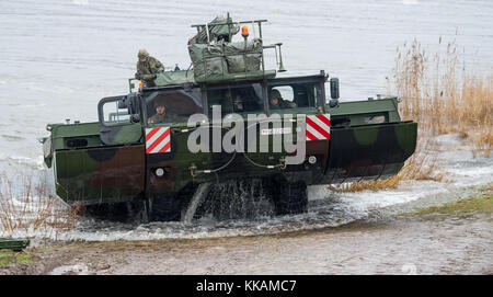 Artlenburg, Deutschland. November 2017 30. Ein deutsches M3 Amphibienfahrzeug, das am 30. November 2017 aus der Elbe in Artlenburg austritt. Mehrere Brücken über den Fluss sollen im Rahmen des bis Freitag dauernden „Full Throttle“-Trainings gebaut werden. Quelle: Philipp Schulze/dpa/Alamy Live News Stockfoto