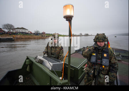 Artlenburg, Deutschland. November 2017 30. Zwei Bundeswehrsoldaten auf einem Boot auf der Elbe in Artlenburg, 30. November 2017. Mehrere Brücken über den Fluss sollen im Rahmen des bis Freitag dauernden „Full Throttle“-Trainings gebaut werden. Quelle: Philipp Schulze/dpa/Alamy Live News Stockfoto