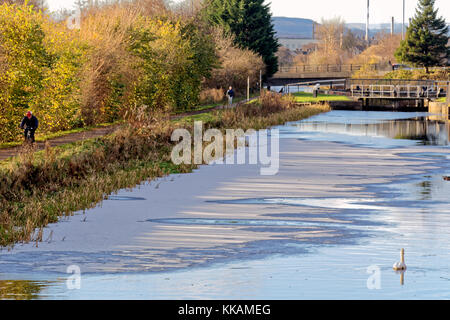 Glasgow, Schottland, Großbritannien 30. November. Wetter in Großbritannien: Eiskalte nächtliche Temperaturen weichen von einem kalten hellen Morgen, an dem gefrorenes Wasser auf dem Forth- und Clyde-Kanal und kalte Zeiten für Radfahrer und Hundeschlittenfahrer Glasgow. Quelle: gerard Ferry/Alamy Live News Stockfoto