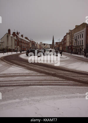 Newcastle Upon Tyne, 30. November 2017, UK Wetter. Mäßiger Schneefall in der Nordsee auf das historische Dorf Tynemouth in North East England fegen. Credit: James Walsh/Alamy leben Nachrichten Stockfoto