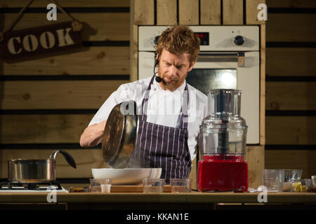 Birmingham, Großbritannien. 30. November 2017. Tom Aikens auf der Küche Bühne Winter ein Kochen Demo über das Kochen die Türkei für Weihnachten Credit: Steven roe/Alamy leben Nachrichten Stockfoto