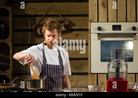 Birmingham, Großbritannien. 30. November 2017. Tom Aikens auf der Küche Bühne Winter ein Kochen Demo über das Kochen die Türkei für Weihnachten Credit: Steven roe/Alamy leben Nachrichten Stockfoto