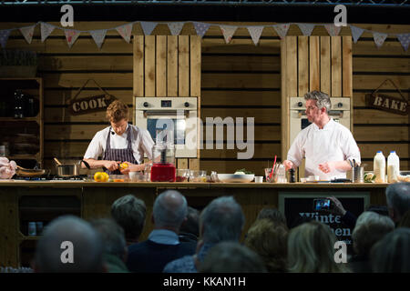 Birmingham, Großbritannien. 30. November 2017. Tom Aikens auf der Küche Bühne Winter ein Kochen Demo über das Kochen die Türkei für Weihnachten Credit: Steven roe/Alamy leben Nachrichten Stockfoto