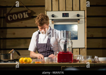 Birmingham, Großbritannien. 30. November 2017. Tom Aikens auf der Küche Bühne Winter ein Kochen Demo über das Kochen die Türkei für Weihnachten Credit: Steven roe/Alamy leben Nachrichten Stockfoto